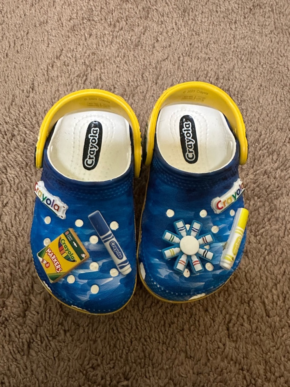 Crocs Child Size C7 Blue Crayola Theme w/ Jibbitz Charms Crayon Art Slides Clogs